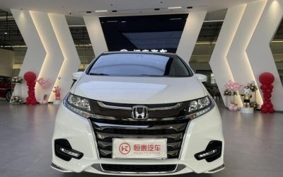 Полный вид Honda Odyssey 2021, подержанный минивэн с бензиновым двигателем на продажу, демонстрирует привод 2WD, характеристики и цену в Китае.