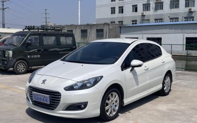 Общий внешний вид подержанного Peugeot 308 2015 хэтчбек для продажи, с ценой, характеристиками, приводом 2WD и бензиновым топливом в Китае.