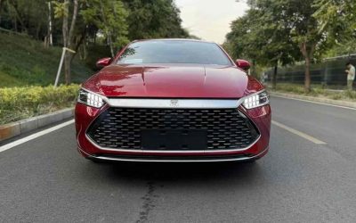 Полный вид BYD Qin PLUS 2023, подержанный китайский седан с гибридным двигателем на продажу, демонстрирует привод 2WD, характеристики и цену в Китае.