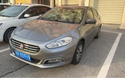 Полный вид Fiat Viaggio 2012, подержанный китайский седан с бензиновым двигателем на продажу, демонстрирует привод 2WD, характеристики и цену в Китае.