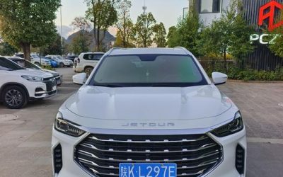 Полный вид подержанного Jetour X70 PLUS 2021 внедорожника, демонстрирующий бензиновые характеристики и цену, для продажи в Китае.