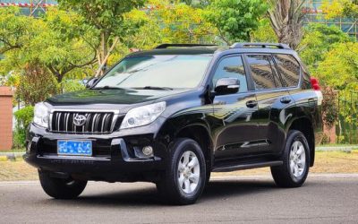 Обзор внедорожника Toyota Prado 2012, подержанного автомобиля на продажу в Китае, с техническими характеристиками, ценой и обзорами для этого автомобиля с пробегом с бензиновым топливом и приводом 4WD.