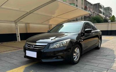 Обзор седана Honda Accord 2011, подержанного автомобиля на продажу в Китае, с техническими характеристиками, ценой и обзорами для этого автомобиля с пробегом с бензиновым топливом и приводом 2WD.