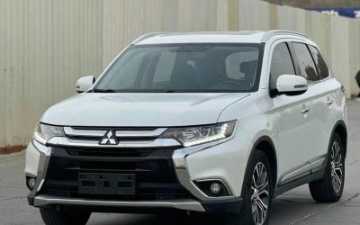 Задний экстерьер подержанного внедорожника Mitsubishi Outlander 2018 на продажу в Китае, с характеристиками, ценой и обзором б/у авто с бензиновым топливом и 4WD.