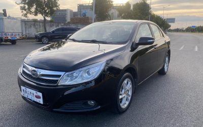Задний экстерьер китайского б/у седана BYD SuRui 2014 на продажу, с характеристиками, ценой и обзором подержанного авто с бензиновым топливом и 2WD.