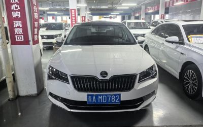 Полный вид подержанного 2019 Skoda Superb, бензинового седана, на продажу, с характеристиками и ценой.