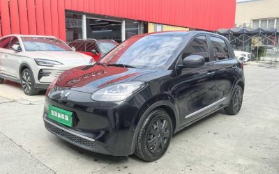 Передний вид Wuling Bingo 2023, китайский подержанный электроседан, 2WD, на продажу в Китае, цена и характеристики.