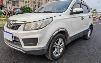 Интерьер б/у BAIC Huansu S2 2017, китайский подержанный бензиновый внедорожник на продажу, с характеристиками, ценой и обзором, привод 2WD.
