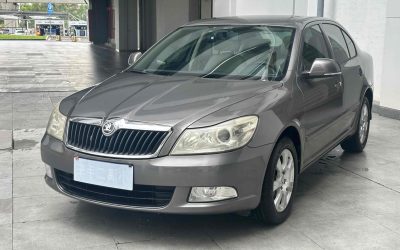 Передний вид Skoda Octavia 2015, подержанный автомобиль, бензиновый седан, 2WD, на продажу с характеристиками и ценой.