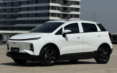 Передний вид Geely Geometry E Firefly 2023, китайский подержанный автомобиль, электрический внедорожник, 2WD, на продажу.