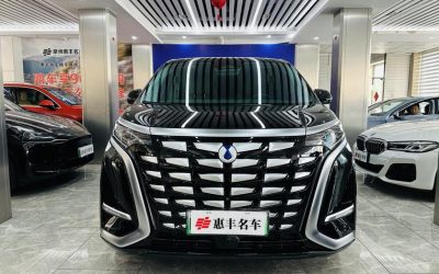 Передний вид Denza D9 2023, китайский подержанный автомобиль, гибридный минивэн, 4WD, на продажу с характеристиками и ценой.