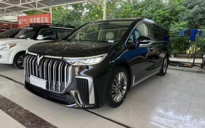 Передний вид Voyah Dream 2023, китайский подержанный минивэн, гибрид, 2WD, на продажу в Китае, цена и характеристики.