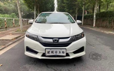 Передний экстерьер Honda City 2016 седан, авто с пробегом на продажу в Китае, готов для обзора и покупки.