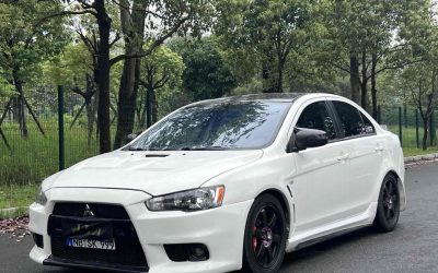 Передний экстерьер Mitsubishi Lancer 2016 седан, авто с пробегом на продажу в Китае, готов для обзора и покупки.