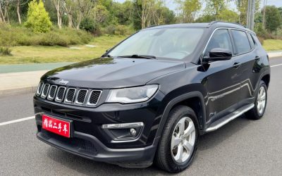 Передний экстерьер Jeep Compass 2020 внедорожник, авто с пробегом на продажу в Китае, готов для обзора и покупки.