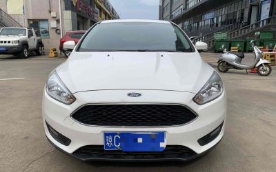 Передний экстерьер Ford Focus 2019 хэтчбек, авто с пробегом на продажу в Китае, готов для обзора и покупки.