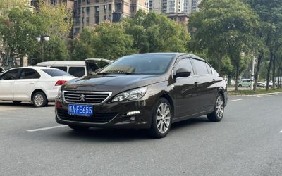 Передний экстерьер Peugeot 408 2018 седан, авто с пробегом на продажу в Китае, готов для обзора и покупки.