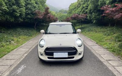 Передний экстерьер MINI 2019 хэтчбек, авто с пробегом на продажу в Китае, готов для обзора и покупки.