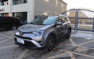 Передний экстерьер Toyota RAV4 2018 внедорожник, авто с пробегом на продажу в Китае, готов для обзора и покупки.