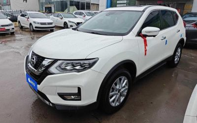 Передний экстерьер Nissan X-Trail 2020 внедорожник, авто с пробегом на продажу в Китае, готов для обзора и покупки.