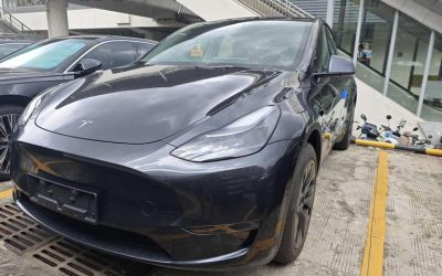 Общий вид подержанного внедорожника Tesla Model Y 2024, рынок б/у автомобилей Китая, электрический, полный привод, технические характеристики, цена и обзор.