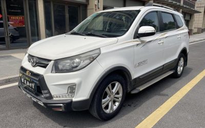 Общий вид подержанного внедорожника BAIC Huansu S3 2015, рынок б/у автомобилей Китая, бензин, передний привод, технические характеристики, цена и обзор.