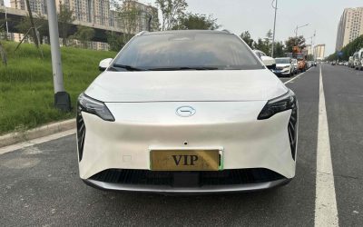 Общий вид подержанного внедорожника AION Y 2023, рынок б/у автомобилей Китая, электрический, передний привод, технические характеристики, цена и обзор.