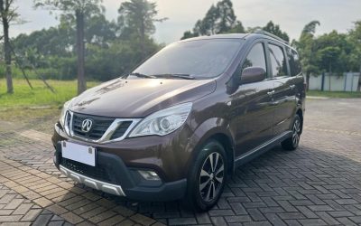 Общий вид подержанного минивэна Weiwang M35 2016, рынок б/у автомобилей Китая, бензин, передний привод, технические характеристики, цена и обзор.