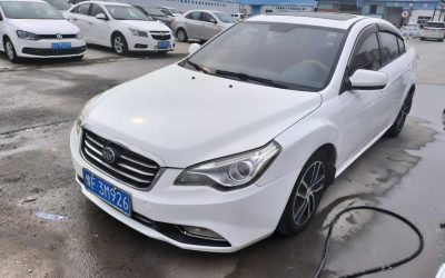 Передний экстерьер Bestune B50 2015 седан, авто с пробегом на продажу в Китае, готов для обзора и покупки.