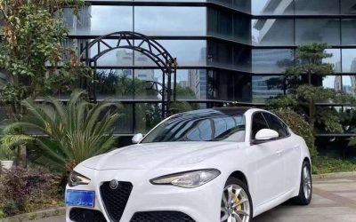 Передний экстерьер Alfa Romeo Giulia 2020 седан, авто с пробегом на продажу в Китае, готов для обзора и покупки.