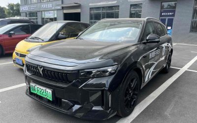 Передний экстерьер Voyah FREE 2023 внедорожник, авто с пробегом на продажу в Китае, готов для обзора и покупки.