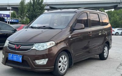 Общий вид Wuling Hongguang 2017, подержанный автомобиль на продажу в Китае, демонстрирующий экстерьер, характеристики и цену для покупателей минивэнов.
