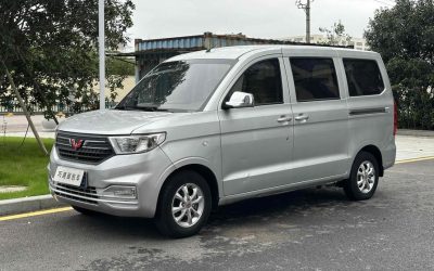 Фронтальный вид Wuling Hongguang V 2019, подержанный MPV из Китая на продажу, с ценой.