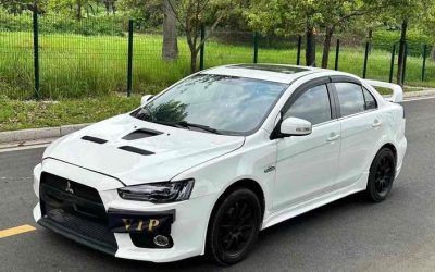 Общий вид Mitsubishi Lancer 2015, подержанный автомобиль на продажу, демонстрирующий экстерьер, характеристики и цену для покупателей подержанных авто.