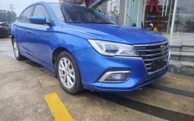 Полный вид б/у 2019 Roewe i5 седана, бензин, 2WD, на продажу с ценой на рынке подержанных авто в Китае.