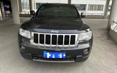 Общий вид Jeep Grand Cherokee 2011, подержанный внедорожник на продажу, демонстрирующий экстерьер, характеристики и цену для покупателей подержанных авто.