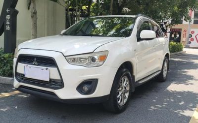 Полный вид подержанного Mitsubishi ASX 2013 бензинового внедорожника, с ценой и характеристиками для покупателей