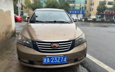 Общий вид подержанного седана Geely Classic Emgrand 2012, автомобиль б/у на продажу в Китае, бензин, 2WD, характеристики.