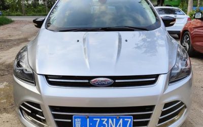 Полный вид подержанного Ford Kuga 2014 бензинового внедорожника, с ценой и характеристиками для покупателей