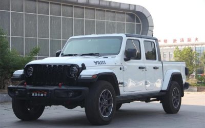 Полный вид подержанного Jeep Gladiator 2023 бензинового пикапа, с ценой и характеристиками для покупателей