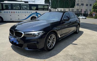 Полный вид б/у 2020 BMW 5 Series седана, бензин, 2WD, на продажу с ценой на рынке подержанных авто в Китае.