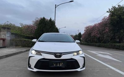Общий вид подержанного Toyota Corolla 2021 бензинового седана на продажу в Китае, с характеристиками и ценой