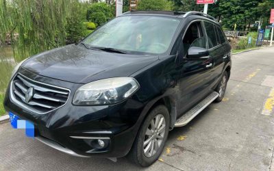 Общий вид Renault Koleos 2013, подержанный автомобиль на продажу, демонстрирующий экстерьер, характеристики и цену для покупателей подержанных внедорожников.
