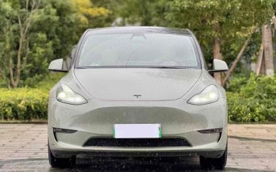 Общий вид Tesla Model Y 2021, подержанный автомобиль на продажу, демонстрирующий экстерьер, характеристики и цену для покупателей подержанных электромобилей.