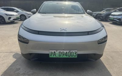 Общий вид Xpeng P7 2021, подержанный автомобиль на продажу в Китае, демонстрирующий экстерьер, характеристики и цену для покупателей подержанных электромобилей.