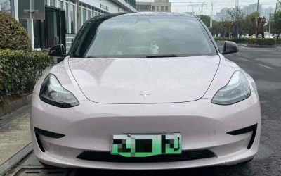 Общий вид Tesla Model 3 2023, подержанный автомобиль на продажу, демонстрирующий экстерьер, характеристики и цену для покупателей подержанных электромобилей.