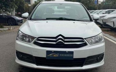 Полный вид б/у 2015 Citroen C-Quatre седана, бензин, 2WD, на продажу с ценой на рынке подержанных авто в Китае.