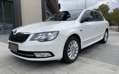 Полный экстерьер подержанного бензинового автомобиля Skoda Superb 2014 года, седан, на продажу в Китае, с характеристиками и ценой.