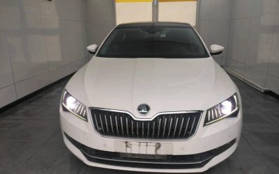 Полный вид б/у 2017 Skoda Superb седана, бензин, 2WD, на продажу с ценой на рынке подержанных авто в Китае.