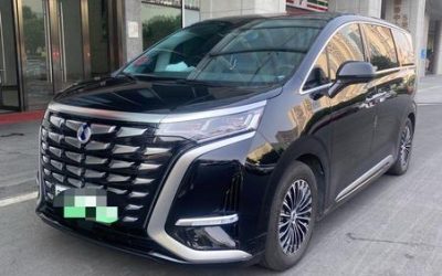 Полный вид подержанного Denza D9 2023 подключаемого гибрида минивэна, с ценой и характеристиками для покупателей в Китае